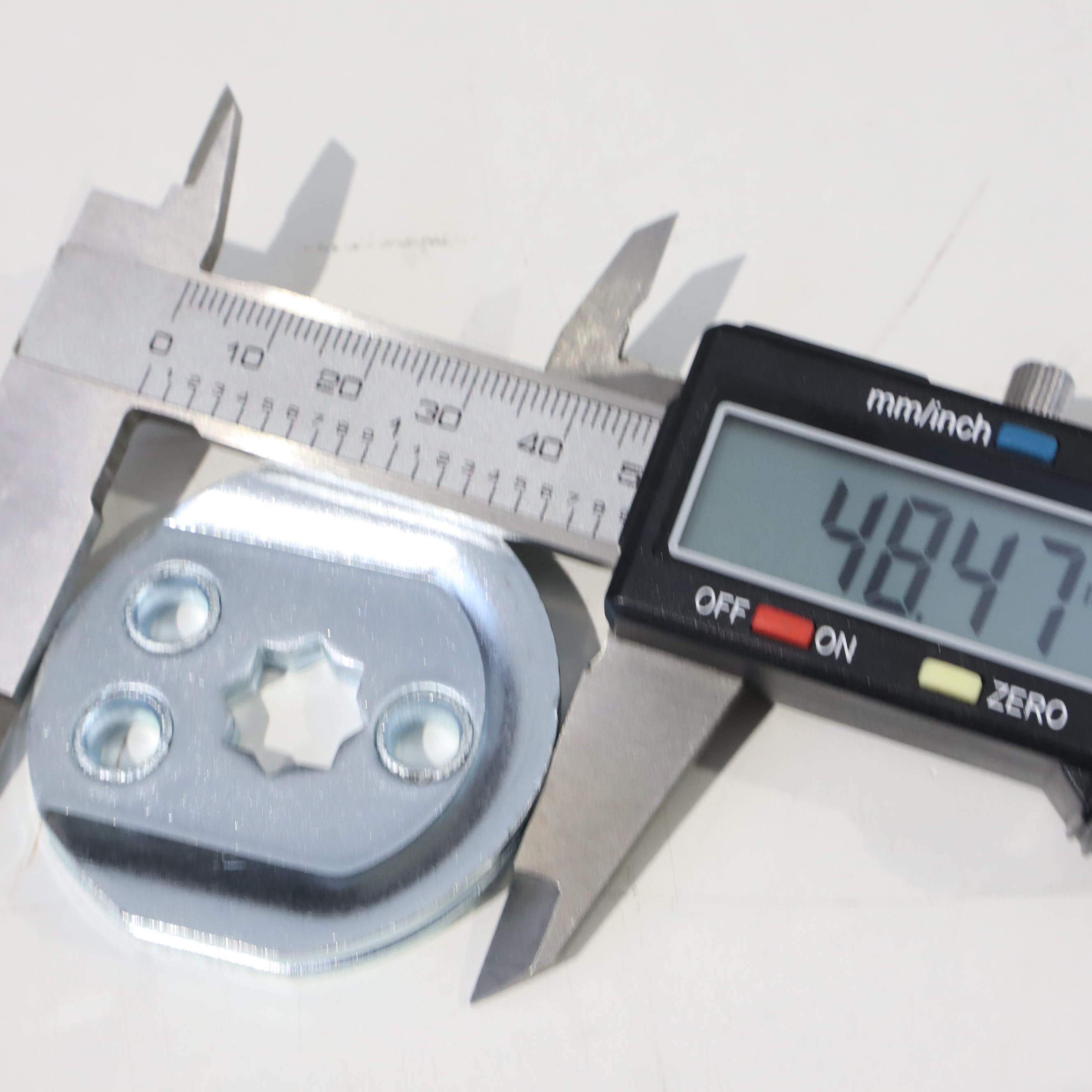 Supporto sfilabile per motore tapparella con foro da 10 mm.