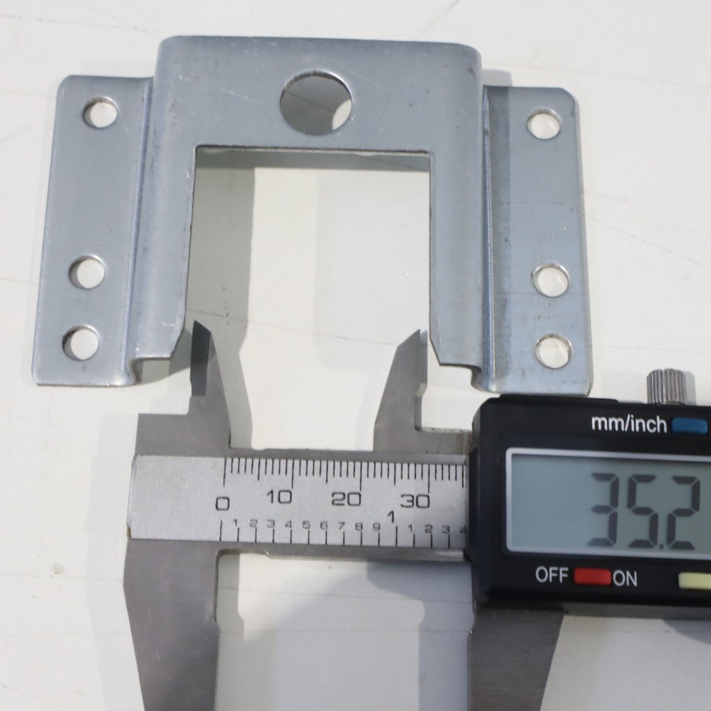 Supporto sfilabile per motore tapparella con foro da 10 mm.