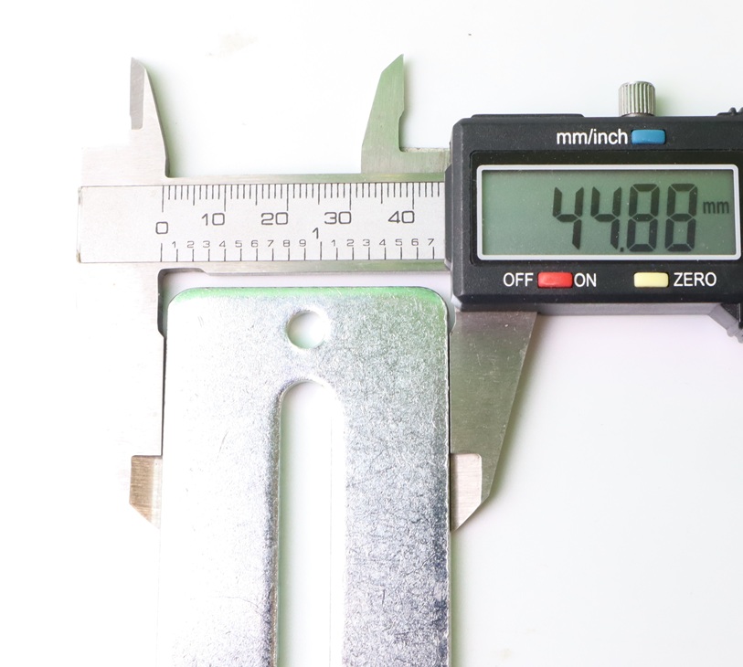 Staffa motore tapparella per cassonetti coibentati in acciaio zincato Regolabile