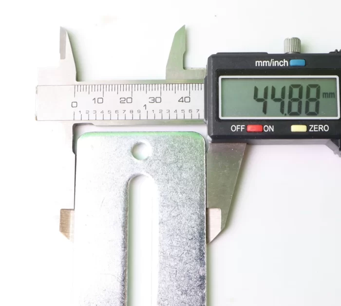 Staffa motore tapparella per cassonetti coibentati in acciaio zincato Regolabile