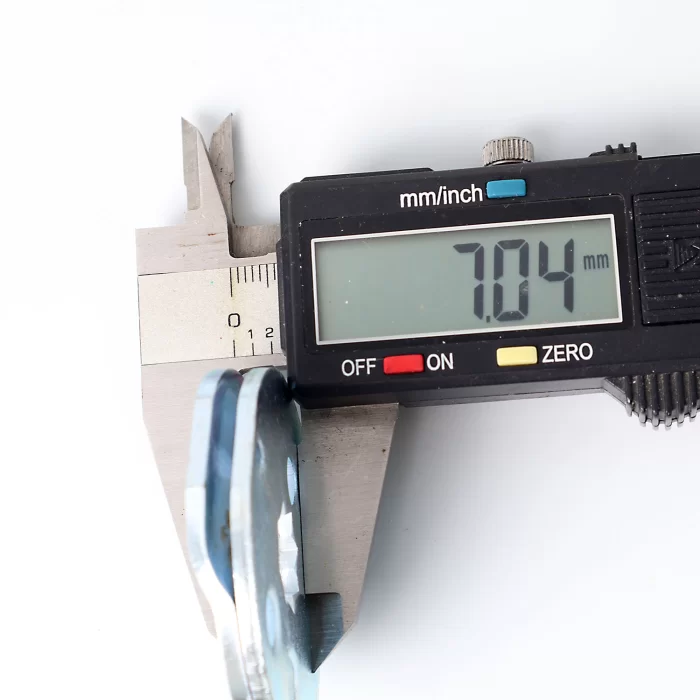 Supporto sfilabile per motore tapparella con foro da 10 mm.