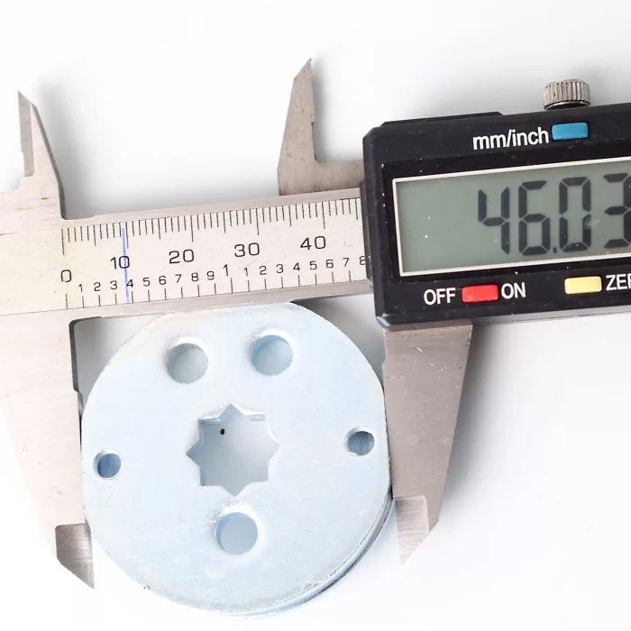 Supporto sfilabile per motore tapparella con foro da 10 mm.