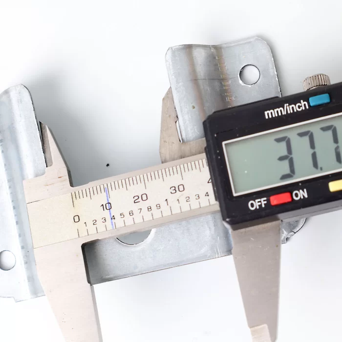 Supporto sfilabile per motore tapparella con foro da 10 mm.